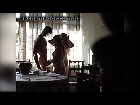 ❤️ Οι φίλοι του σεξ προσκαλούν έναν γιγαντιαίο άνδρα και ένα τρίο μαζί του ❤❌ Βίντεο σεξ