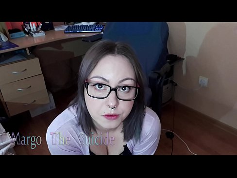 ❤️ Σέξι κορίτσι με γυαλιά πιπιλίζει Dildo βαθιά στην κάμερα ❤❌ Βίντεο σεξ